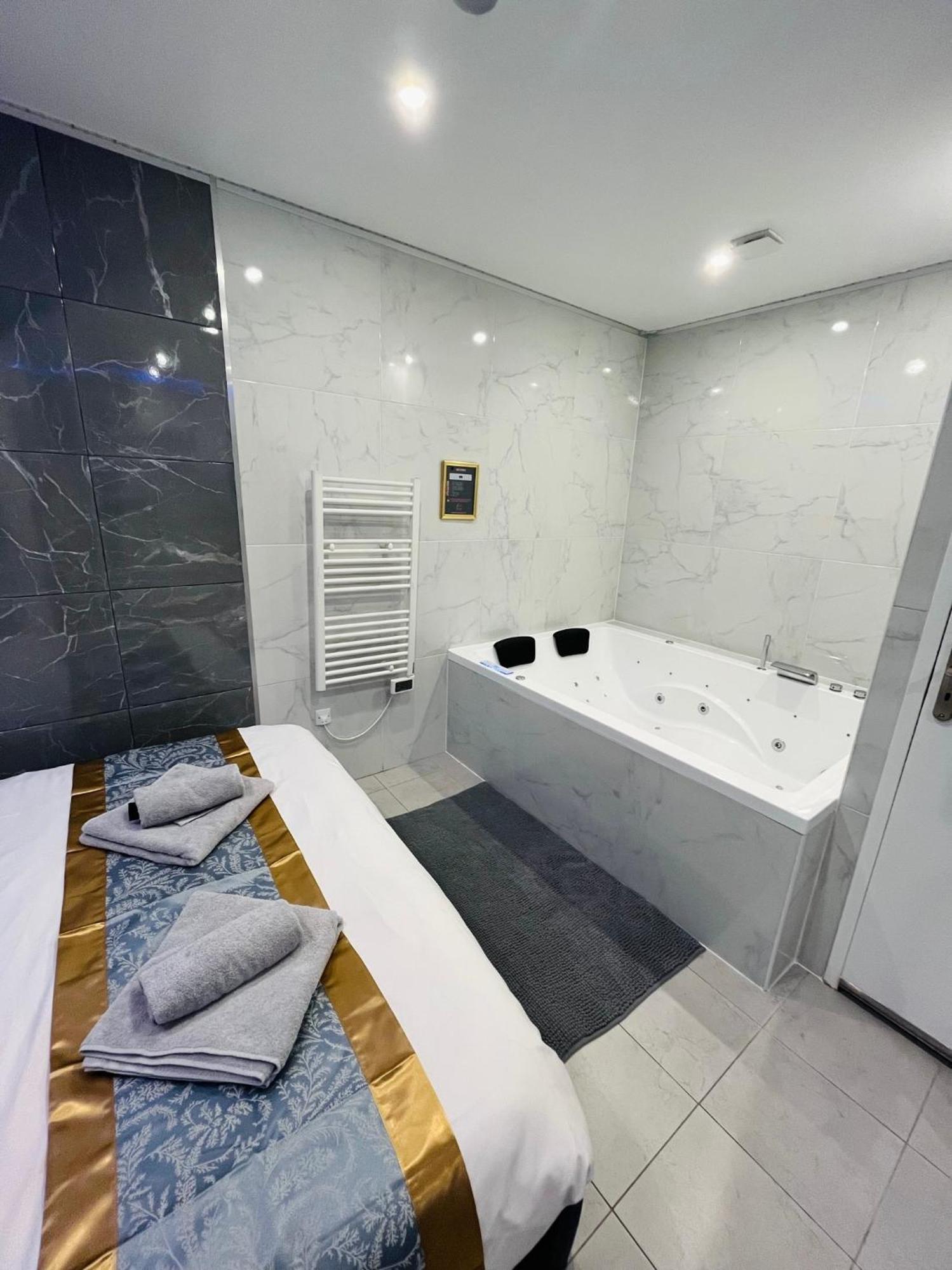 Room & Jacuzzi - Stade De France Saint-Denis  Exterior photo